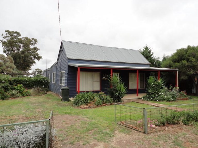 30 Bellevue Street, Temora NSW 2666 - photo 4
