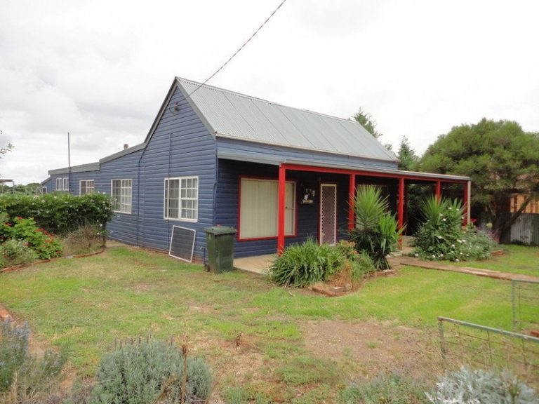 30 Bellevue Street, Temora NSW 2666 - photo 5