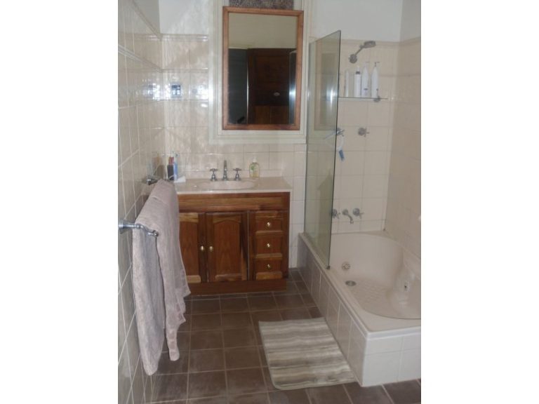206 DeBoos Street, Temora NSW 2666 - photo 7