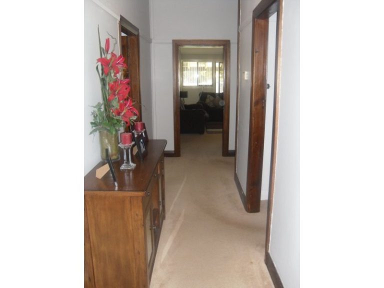 206 DeBoos Street, Temora NSW 2666 - photo 8