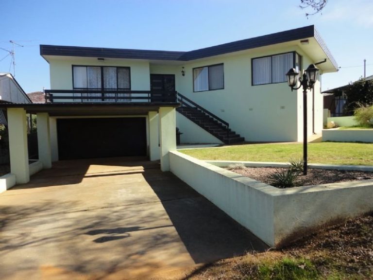 66 Holbrook Street, Temora NSW 2666 - photo 2