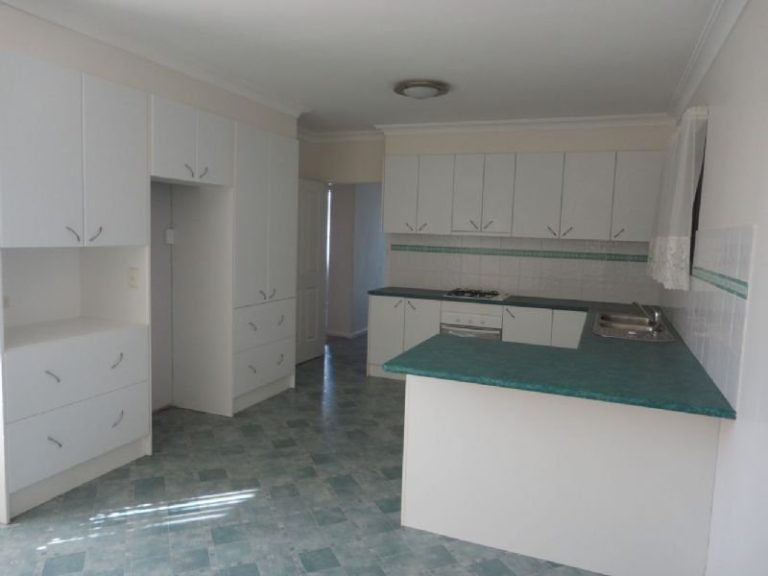 66 Holbrook Street, Temora NSW 2666 - photo 12
