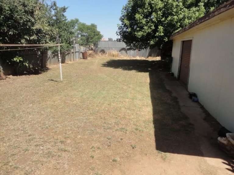 82 Grey Street, Temora NSW 2666 - photo 9