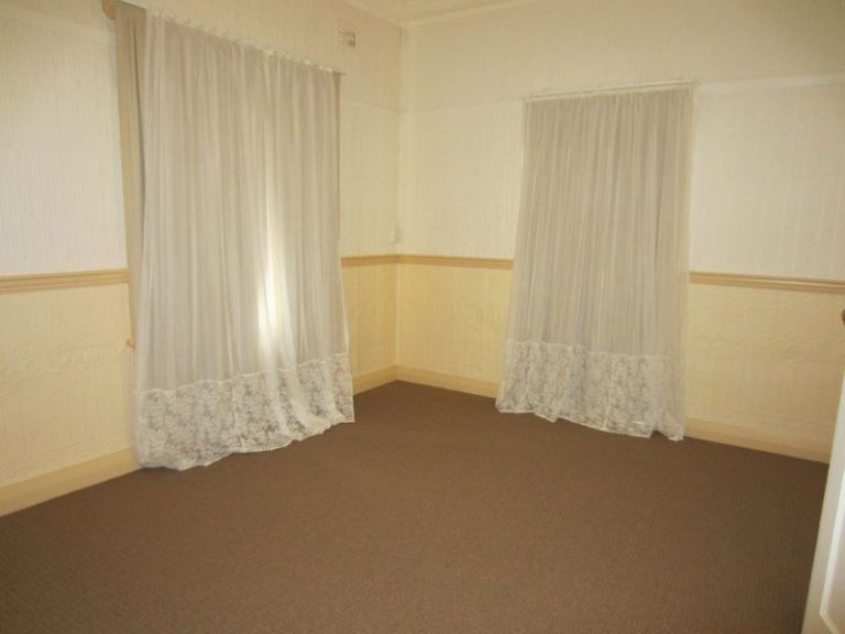 181 DeBoos Street, Temora NSW 2666 - photo 5