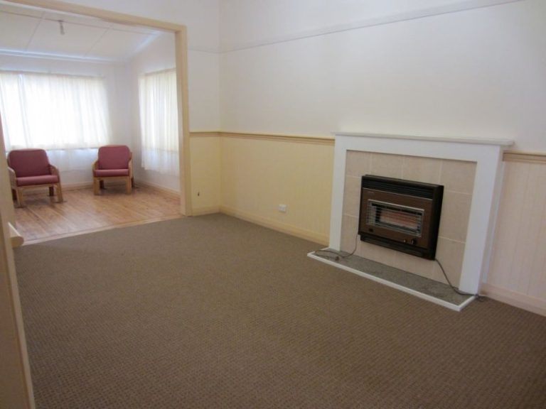181 DeBoos Street, Temora NSW 2666 - photo 6
