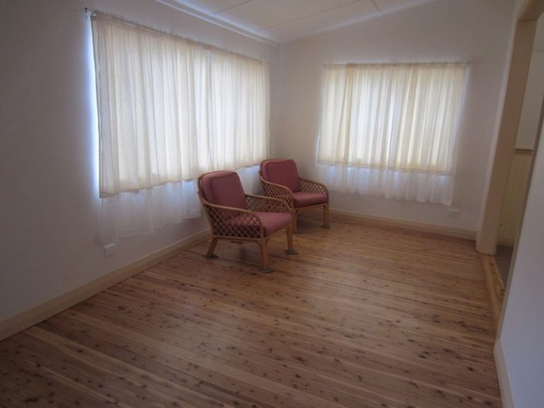 181 DeBoos Street, Temora NSW 2666 - photo 7