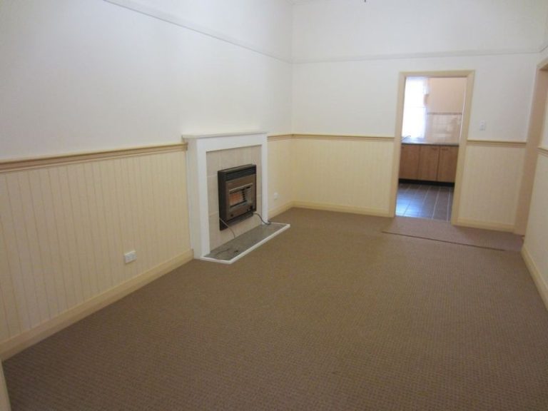 181 DeBoos Street, Temora NSW 2666 - photo 8