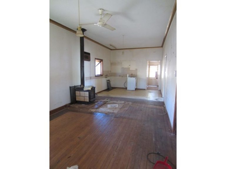 8 Old Cootamundra Road, Temora NSW 2666 - photo 2
