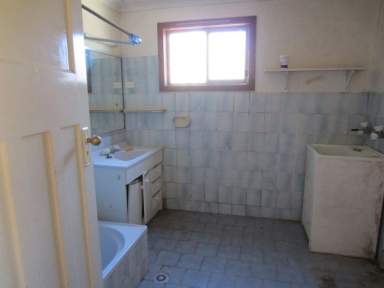 8 Old Cootamundra Road, Temora NSW 2666 - photo 15