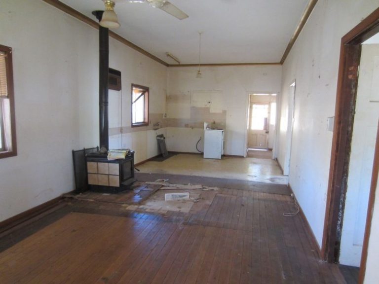 8 Old Cootamundra Road, Temora NSW 2666 - photo 10