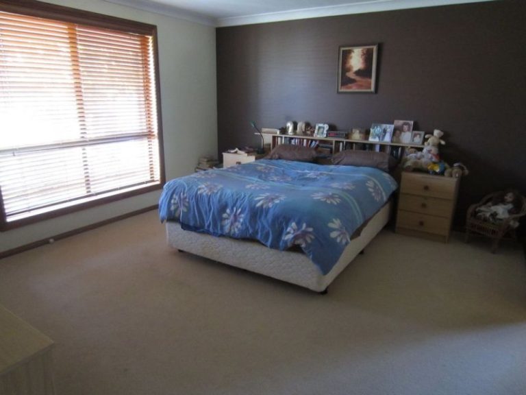 8 Kavanagh Circuit, Temora NSW 2666 - photo 2
