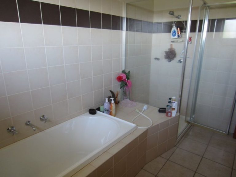 8 Kavanagh Circuit, Temora NSW 2666 - photo 14
