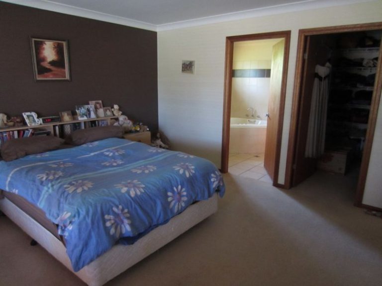 8 Kavanagh Circuit, Temora NSW 2666 - photo 3