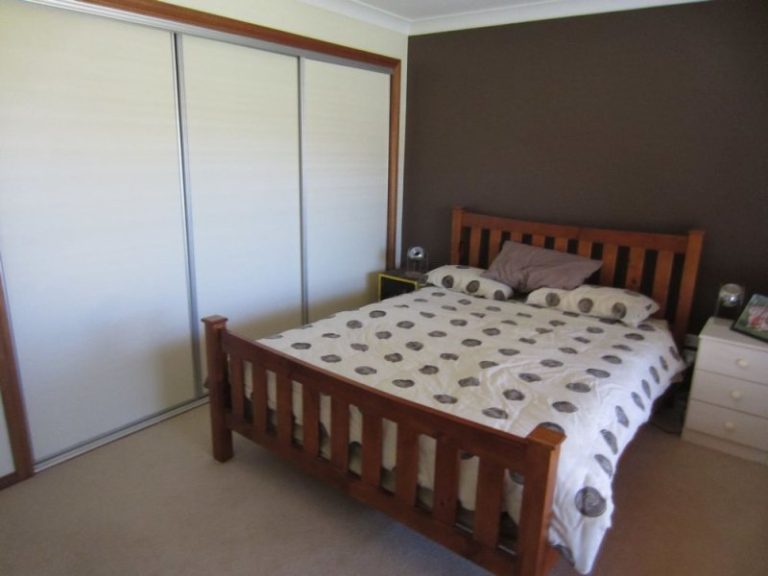8 Kavanagh Circuit, Temora NSW 2666 - photo 4