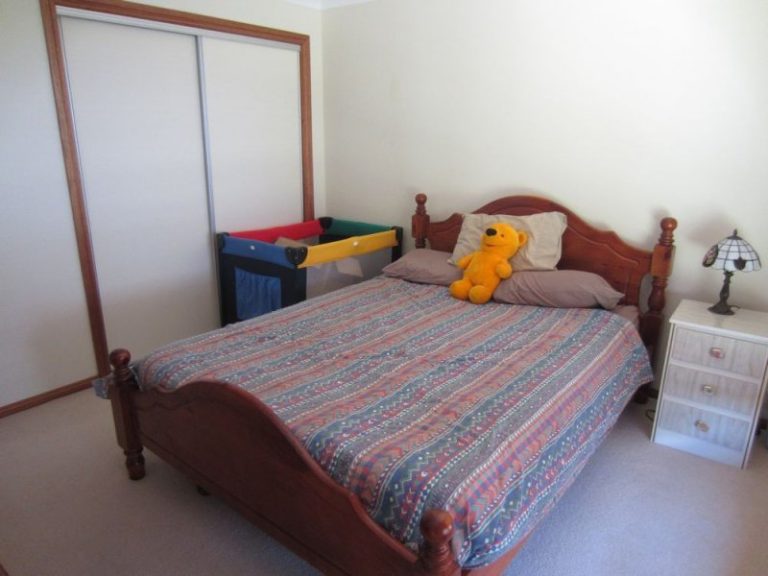 8 Kavanagh Circuit, Temora NSW 2666 - photo 5