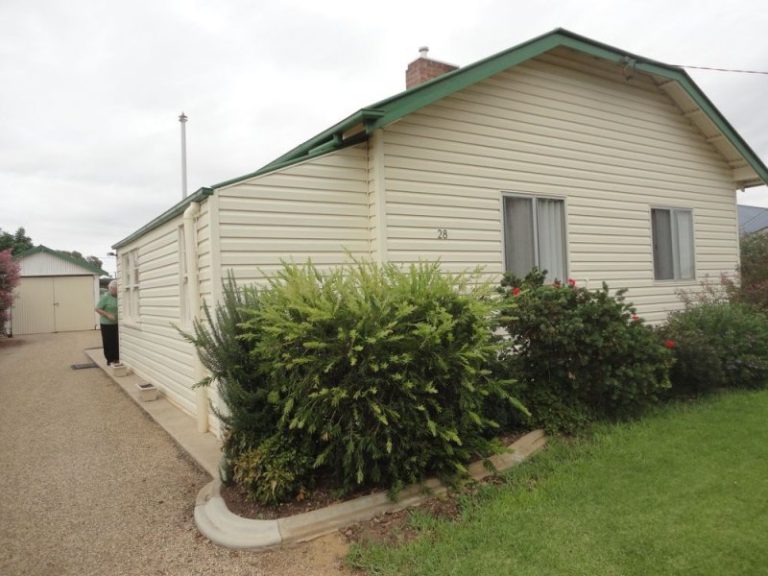 28 Cootamundra Road, Temora NSW 2666 - photo 11