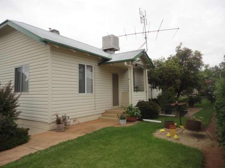 28 Cootamundra Road, Temora NSW 2666 - photo 12