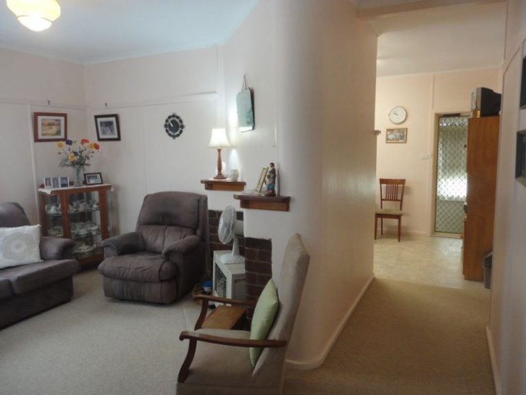 28 Cootamundra Road, Temora NSW 2666 - photo 3