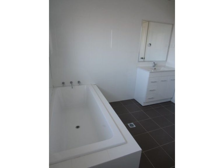 7 Parry Drive, Temora NSW 2666 - photo 12