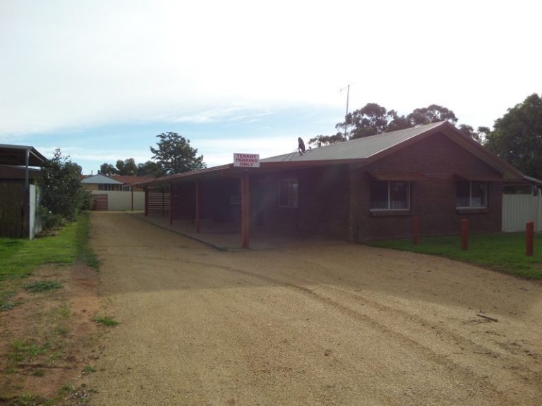 10 Helenor Crescent, Narrandera NSW 2700 - McGrath Riverina