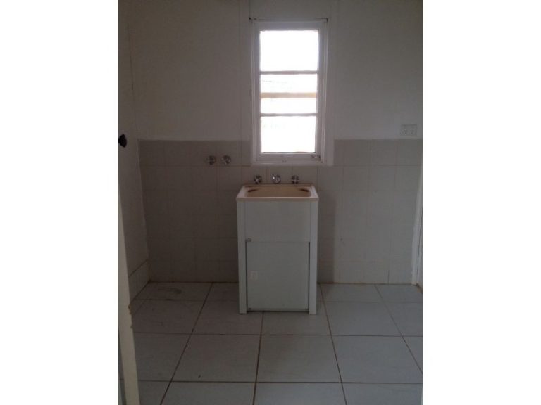 173 DeBoos Street, Temora NSW 2666 - photo 10