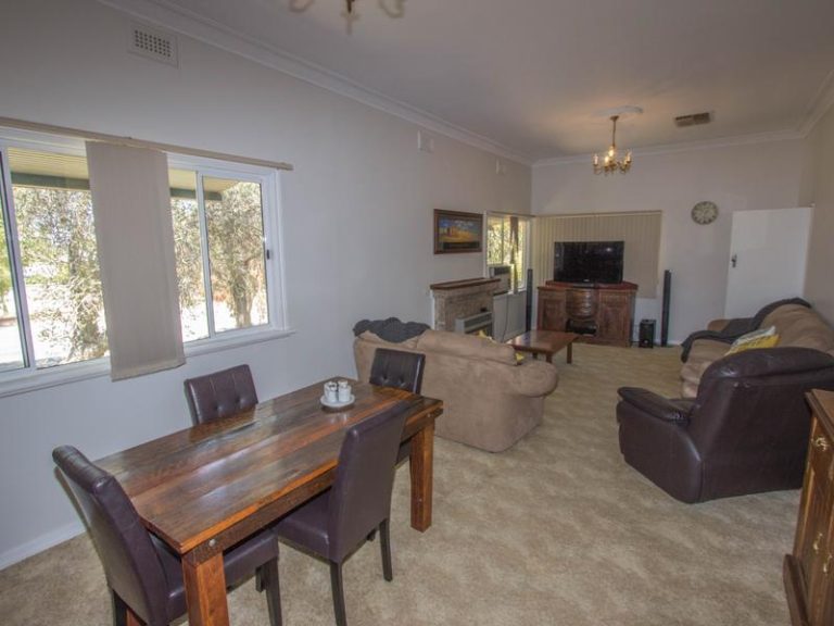 75 Twynam Street, Narrandera NSW 2700 - photo 9