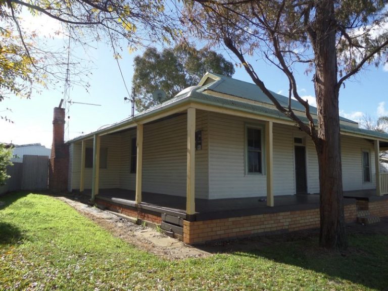 17 Roslyn Street, Narrandera NSW 2700 - photo 2