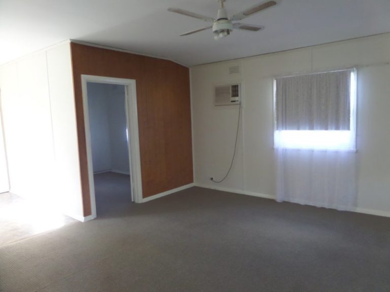 27 Riverine Street, Narrandera NSW 2700 - photo 4