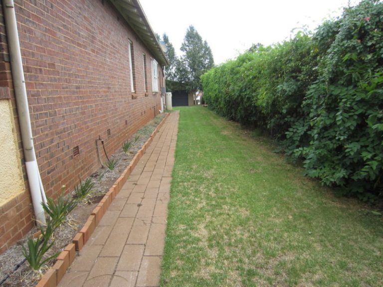 136 DeBoos Street, Temora NSW 2666 - photo 2