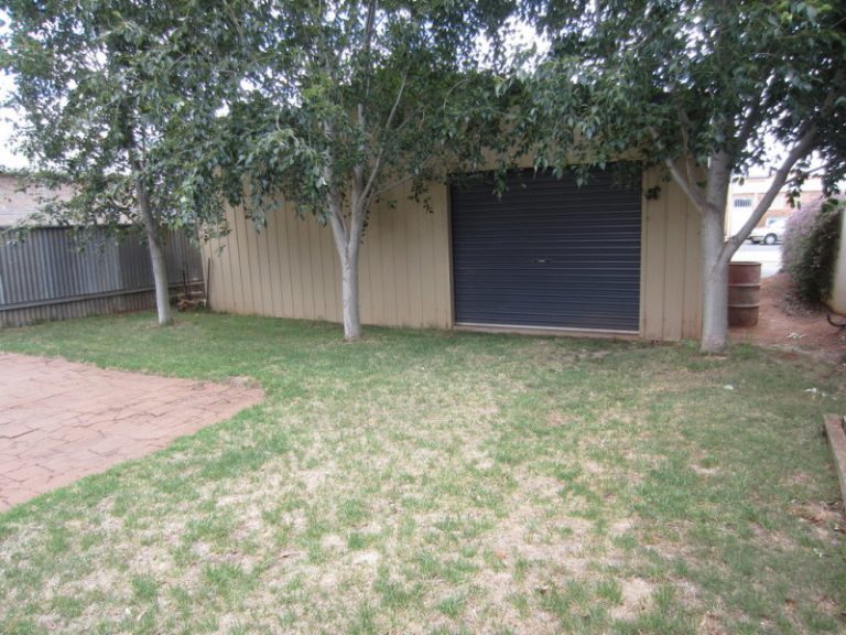 136 DeBoos Street, Temora NSW 2666 - photo 3