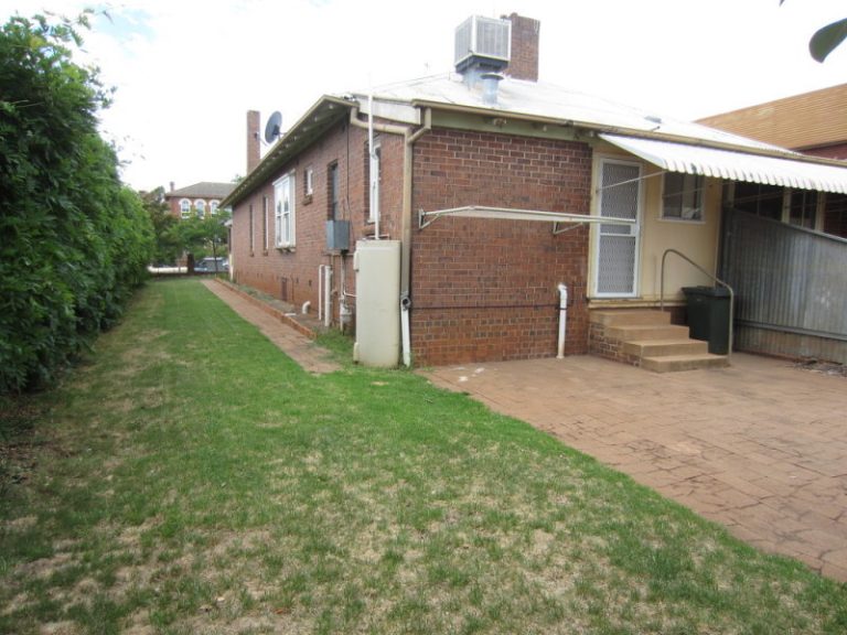 136 DeBoos Street, Temora NSW 2666 - photo 4