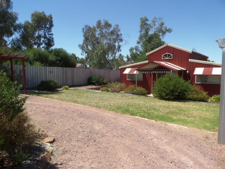 18 Frank Street, Narrandera NSW 2700 - photo 2