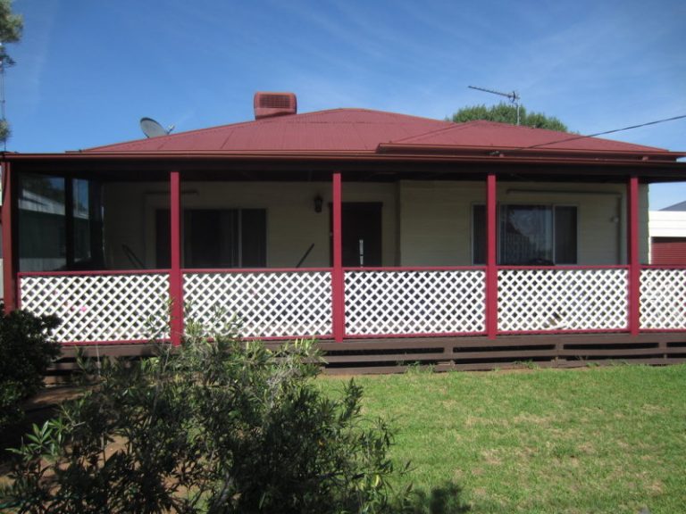 162 Sharpe Street, Temora NSW 2666 - photo 2