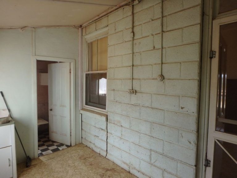 216 DeBoos Street, Temora NSW 2666 - photo 14