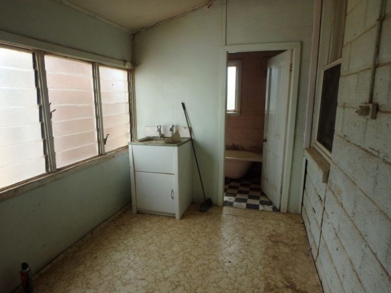216 DeBoos Street, Temora NSW 2666 - photo 16