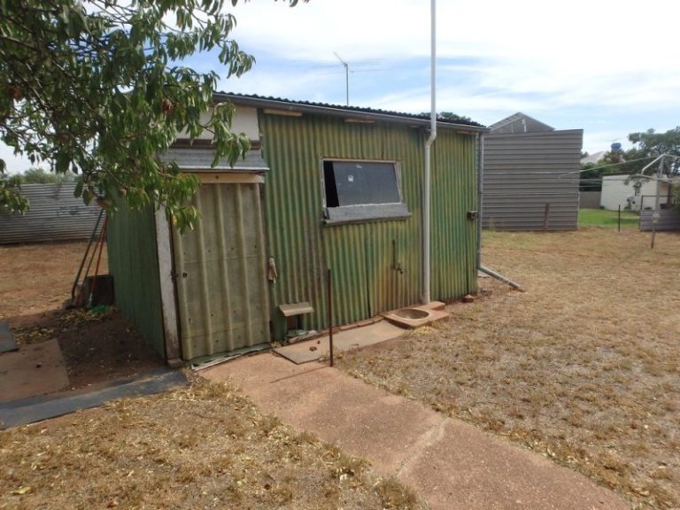 216 DeBoos Street, Temora NSW 2666 - photo 17