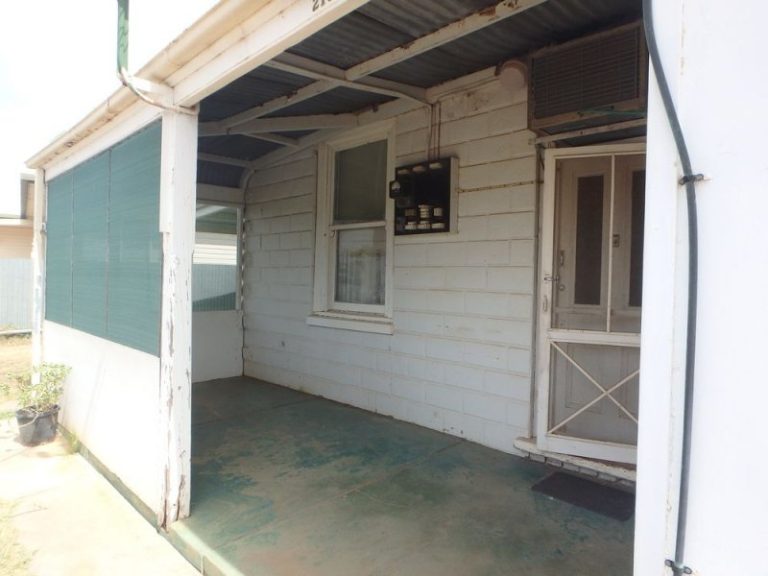 216 DeBoos Street, Temora NSW 2666 - photo 20
