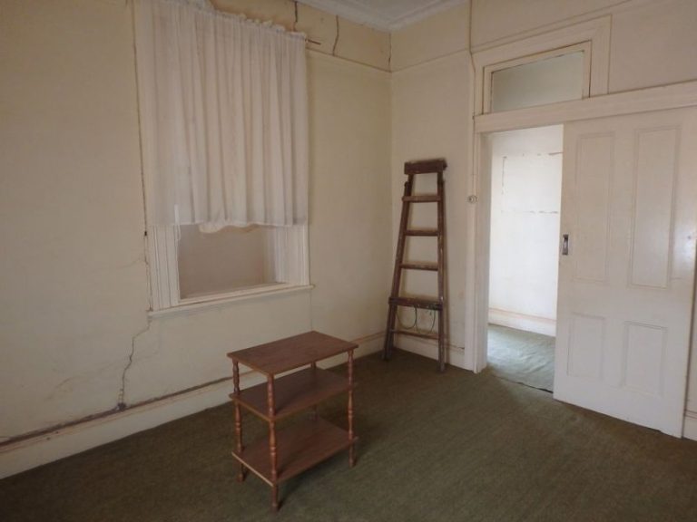 216 DeBoos Street, Temora NSW 2666 - photo 6