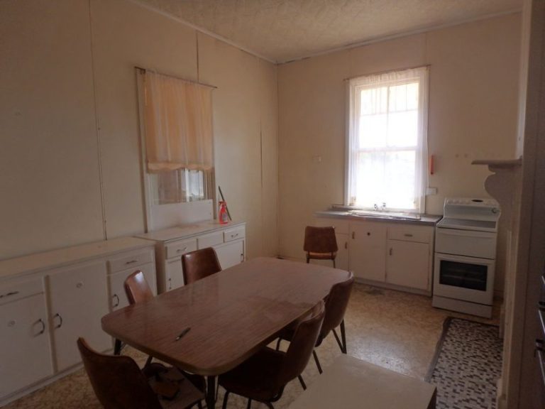 216 DeBoos Street, Temora NSW 2666 - photo 7