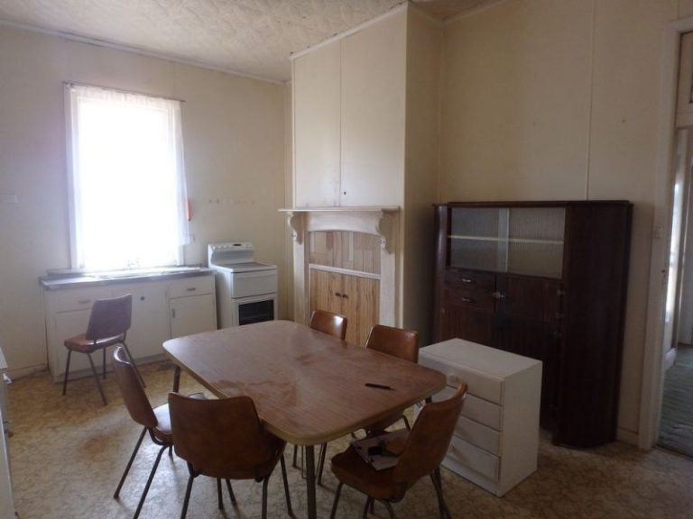 216 DeBoos Street, Temora NSW 2666 - photo 8