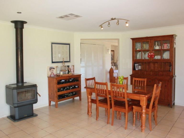 3 Rosella Street, Temora NSW 2666 - photo 4