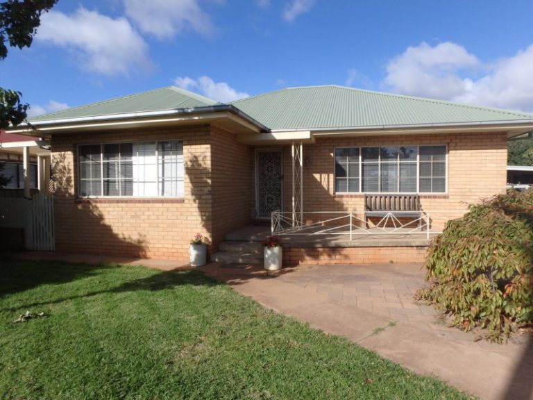 110 Kitchener Road, Temora NSW 2666 - McGrath Riverina