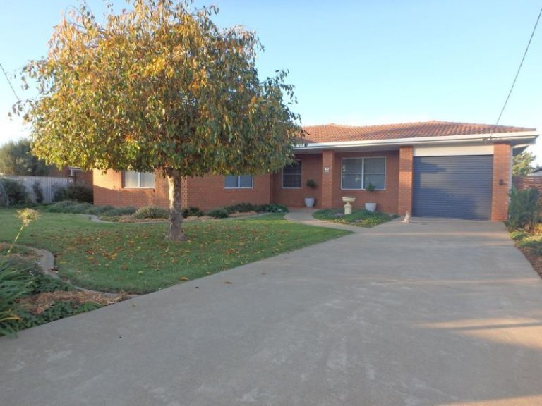 17 Bellevue Street, Temora NSW 2666 - McGrath Riverina