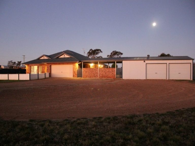 4 Kurrawong Street, Temora NSW 2666 - photo 20