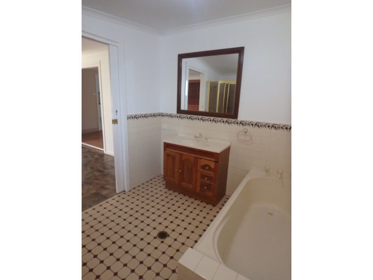 155 Kitchener Road, Temora NSW 2666 - photo 18