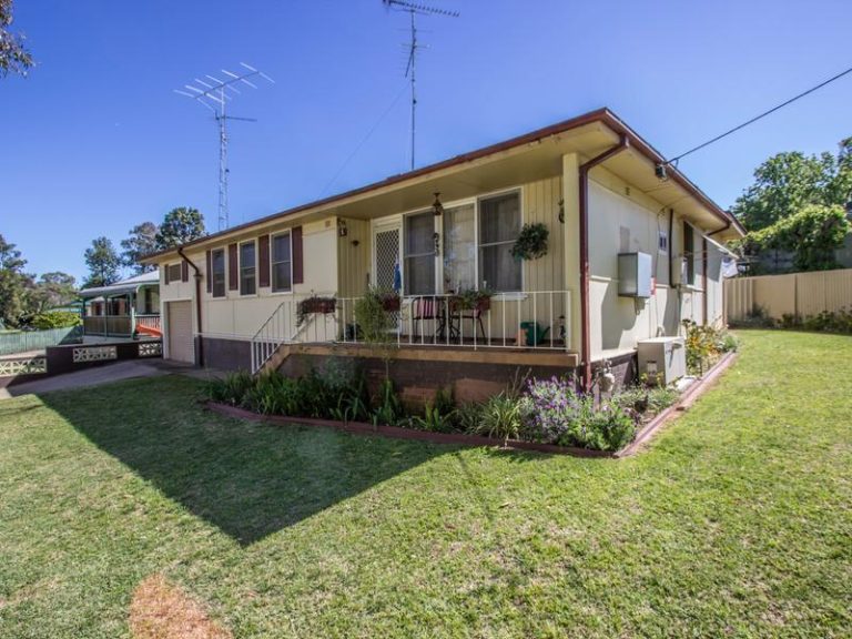 5 Lake Drive, Narrandera