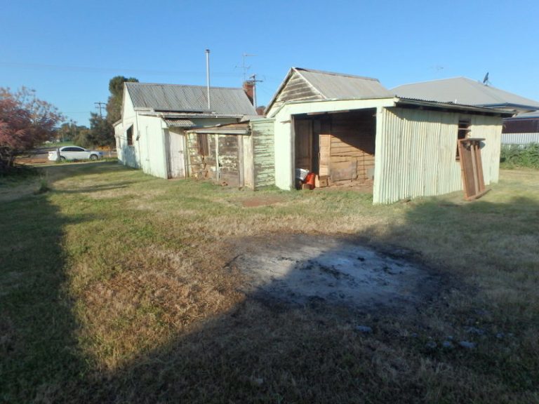 38 Cootamundra Road, Temora NSW 2666 - photo 12
