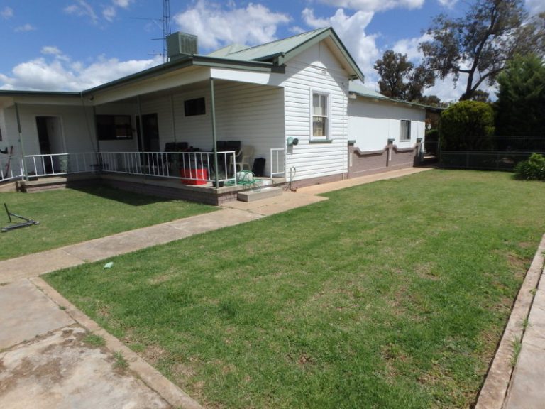 241 Hoskins Street, Temora NSW 2666 - photo 12