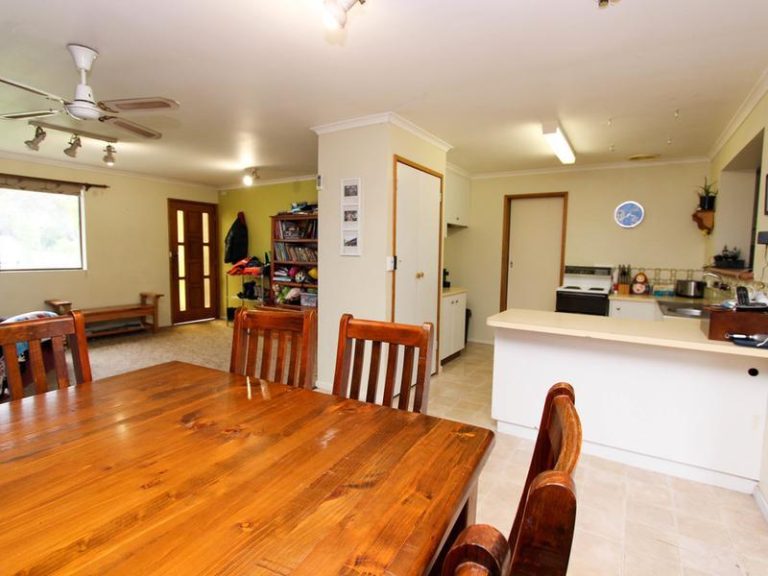 9 Truskett Street, Temora NSW 2666 - photo 2
