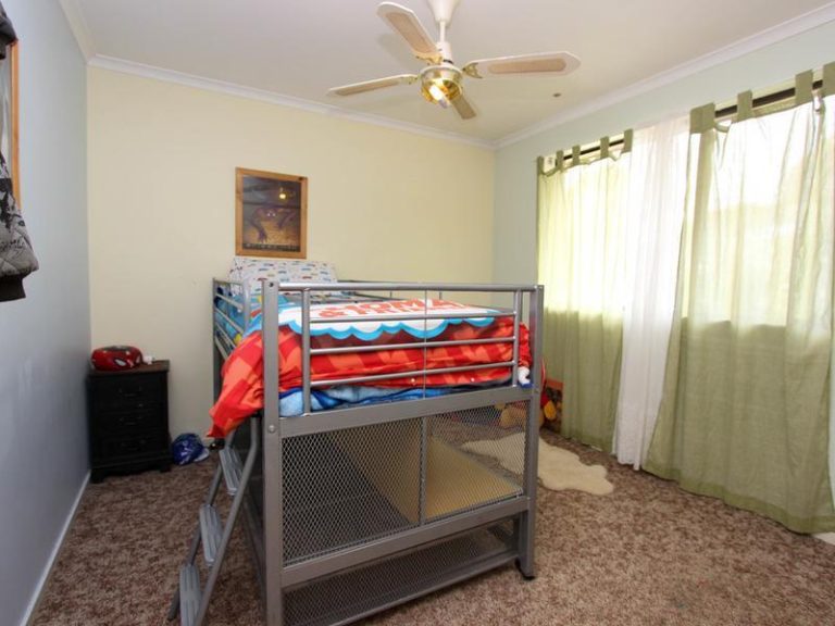 9 Truskett Street, Temora NSW 2666 - photo 11